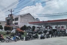 Antrean panjang kendaraan di SPBU Pekanbaru mengular ke jalan