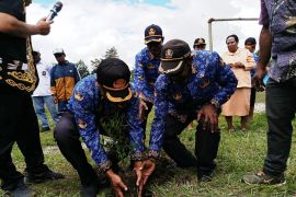 Disdikbud Papua Pegunungan tanam 100 pohon di SMA Kristen Wamena