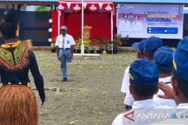 Satu kaki, seribu mimpi: Deki berdiri tegap di Hardiknas