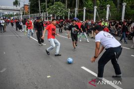 Massa aksi "sulap" jalan di depan DPR menjadi lapangan bola dadakan