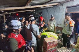 Polres Cianjur beri bantuan-layanan kesehatan di lokasi banjir