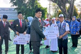 Bupati Shalahuddin serahkan SIP Pintar Juara untuk ribuan pelajar berprestasi