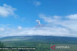 Gunung Semeru erupsi Minggu pagi, tinggi letusan capai 900 meter