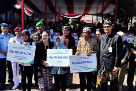 Bersama Wali Kota Semarang, BPJS Ketenagakerjaan serahkan santunan