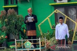 Kenakan pakaian busana adat, jajaran Kantor Kemenag Palas gelar upacara peringatan Hardiknas 2026