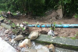 PUPR Lambar cegah jalan ambles meluas dengan tanggul darurat