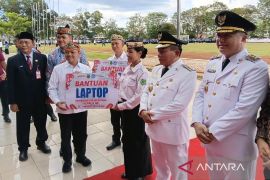 120 kepala sekolah di Kapuas dapat bantuan laptop perkuat digitalisasi pendidikan