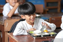 Siswa di Bogor akui lebih semangat ke sekolah berkat ayam katsu MBG