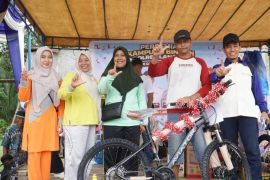 Endang Syah Afandin sumbang sepeda, meriahkan peresmian kampung binaan Polres Langkat