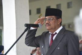 Unimed gelar upacara Hardiknas,  Rektor bacakan pidato Mendiktiristek dan sematkan Satya Lencana
