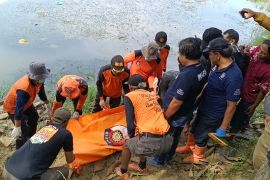 Polisi selidiki temuan mayat pria mengapung di Embung Kayen Pati