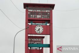 Pemkot Palembang copot jam analog Jembatan Ampera untuk perbaikan