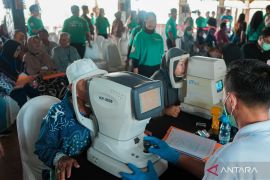 Ratusan warga ikuti operasi katarak gratis di Bogor