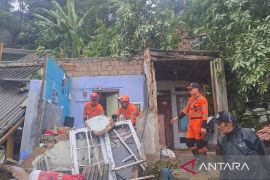 Hujan deras picu longsor beruntun di Kota Bogor