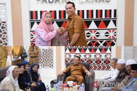 Hardiknas 2026, Bupati Palas tampil guyub bersama pensiunan guru dan tokoh pendidikan
