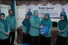 Kader PKK dan pendidik PAUD HSS terima paket sembako
