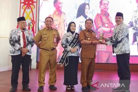 Bupati Kapuas terima penghargaan Leadership Education Awards dari PGRI