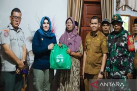 58 KK petani terdampak sedimentasi di Madina terima sembako