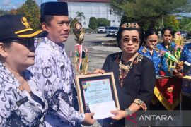 Pemkab-PGRI Gumas beri penghargaan ke guru dan kepsek berdedikasi