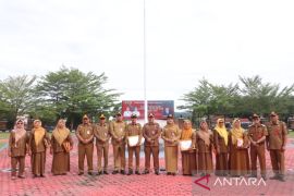 Pemkab Paluta beri penghargaan kepada 11 ASN yang pensiun