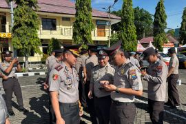 Kapolres Situbondo periksa gawai anggota guna cegah judi daring