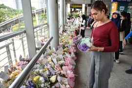 Potret karangan bunga simbol solidaritas warga di Stasiun Bekasi Timur