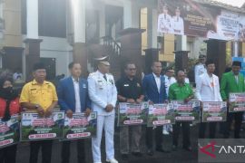 Bupati serahkan dana hibah ke sembilan parpol di Tanah Laut
