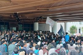 Polisi tangkap enam pendemo saat aksi JKA di kantor Gubernur Aceh