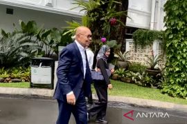 Prabowo panggil Dirut Garuda dan Mendiktisaintek ke Istana Senin siang