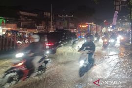 Banjir rendam Simpang Hek, lalin Jalan Raya Bogor macet