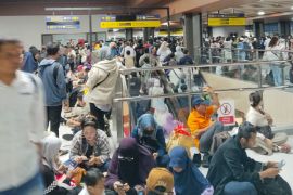 KRL "green line" alami kendala akibat percikan api, penumpang menumpuk di Tanah Abang