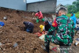 Petugas gabungan evakuasi jenazah pekerja di Pacet tertimbun longsor
