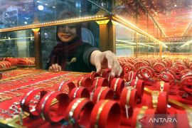 Harga tiga jenama emas serempak turun