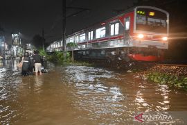 Usai tergenang, KRL lintas Kebayoran-Pondok Ranji kembali beroperasi