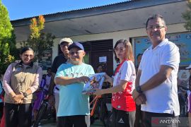 Mendikdasmen salurkan 100 buku bacaan perkuat literasi di Kupang