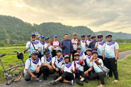 UMSU bersama Raja Muda Perlis bersepeda dan serahkan bantuan warga kurang mampu