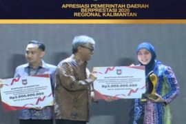 Wali Kota Banjarbaru terima penghargaan terbaik I penanggulangan kemiskinan dan stunting regional Kalimantan