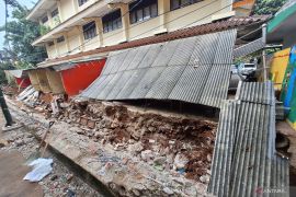 Penyebab tembok roboh SDN Tebet Barat 08 karena faktor usia bangunan
