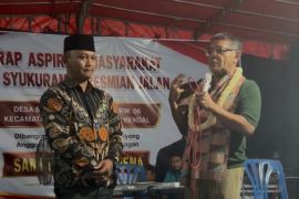 Resmikan jalan desa, Samuel Wattimena dorong penguatan SDM