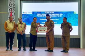 Pramuka Jatim salurkan 725 seragam untuk siswa Aceh Tamiang