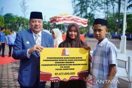 Pemkab Nagan Raya salurkan bantuan pendidikan Rp721 juta bagi santri