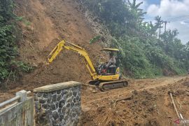 BPBD Bandung turunkan alat berat bersihkan longsor Sukamulya