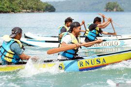 Lomba balap perahu dayung di Teluk Prigi