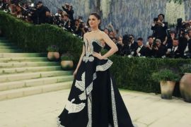 Anne Hathaway Tampil Memukau di Met Gala 2026 dengan Gaun Lukis Tangan Artistik