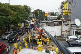 Sudin Bina Marga Jakbar tertibkan kabel udara semrawut di Kalideres