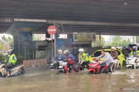Ratusan kendaraan mogok usai terobos genangan banjir di Puri Kembangan pada Selasa pagi
