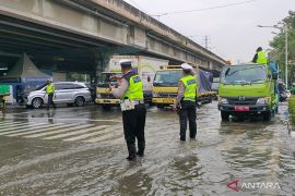 Polisi lakukan rekayasa lalin imbas banjir di kolong Puri Kembangan