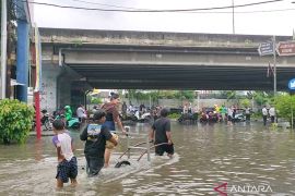 Jasa gerobak raup keuntungan besar imbas banjir di Puri Kembangan