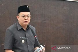 Pemkab Bangka Barat bantu tas dan seragam tekan kasus putus sekolah