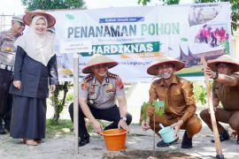 Polres Padang Panjang tanam pohon dan apresiasi guru berprestasi pada Hardiknas 2026